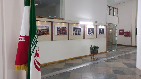 Выставка избранных работ победителей Международного конкурса фотожурналистики имени Андрея Стенина 2021 года открылась в Галерее искусств Косар в Тегеране