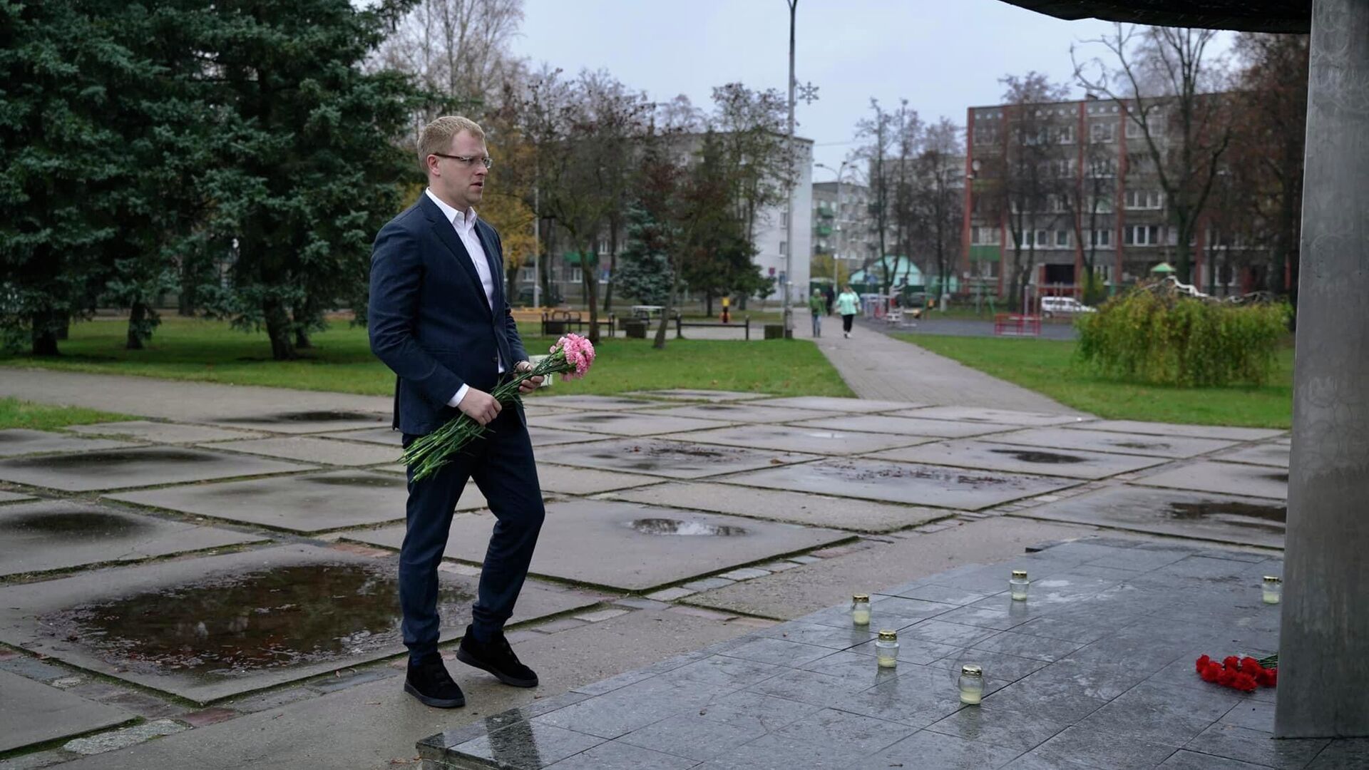 Мэр латвийского города Даугавпилс Андрей Элксниньш возлагает цветы в сквере Славы - РИА Новости, 1920, 29.10.2022