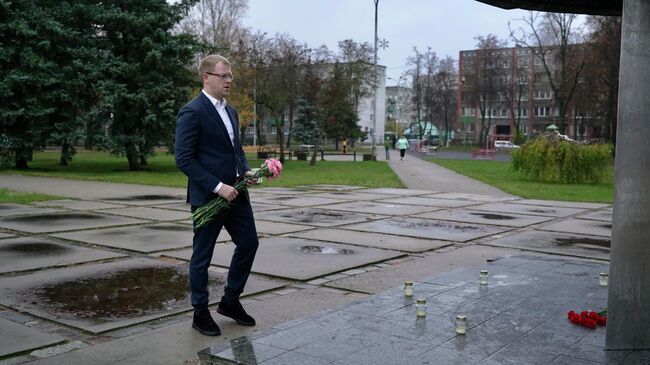 Мэр латвийского города Даугавпилс Андрей Элксниньш возлагает цветы в сквере Славы