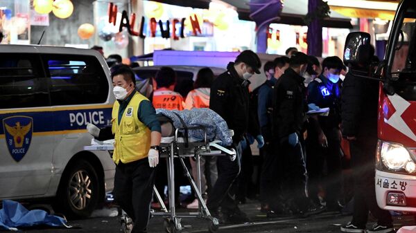 Спасатели на месте проишествия во время празднования Хэллоуина в Сеуле, Южная Корея