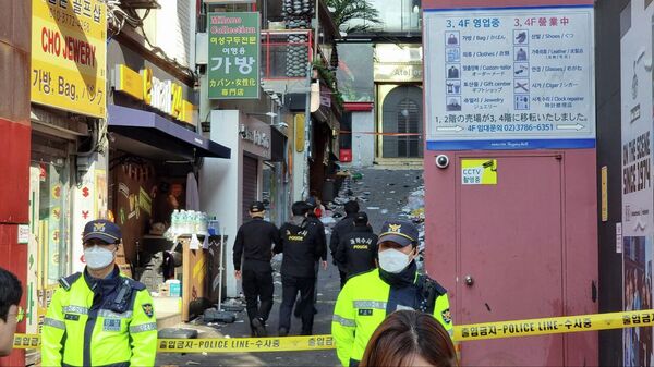 Следователи на месте трагедии в Сеуле
