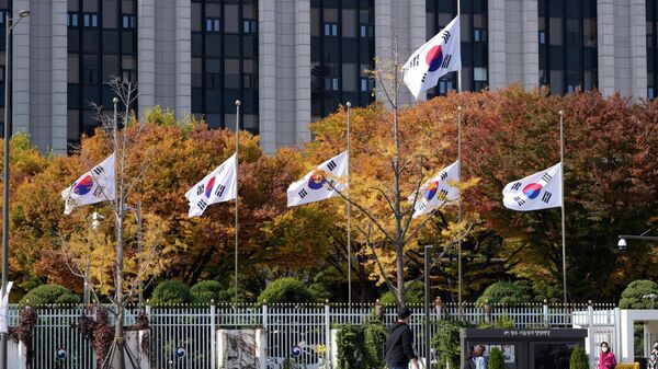 Приспущенные флаги в память о жертвах давки в Сеуле