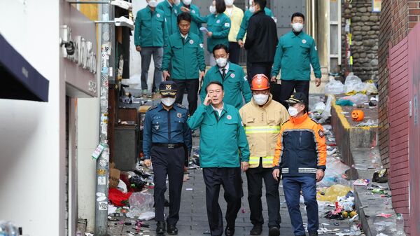 Президент Южной Кореи Юн Сук Ёль на месте в Сеуле, где произошла давка