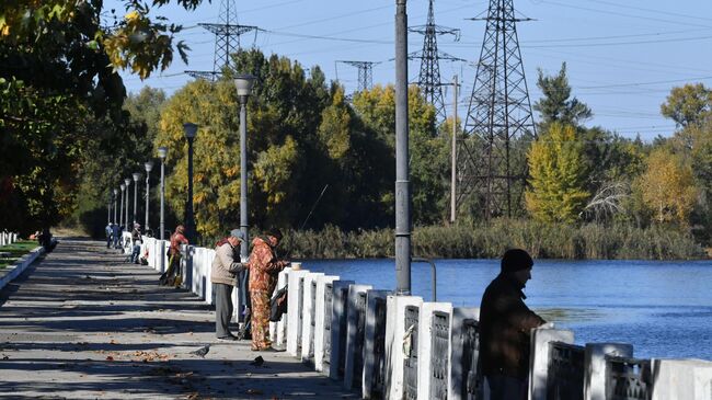 Рыбаки на набережной в городе Энергодар