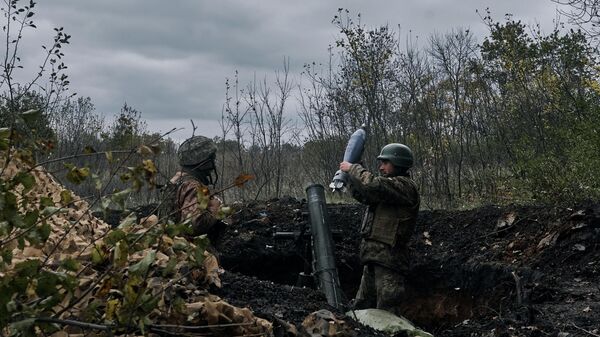 Украинские солдаты ведут обстрел
