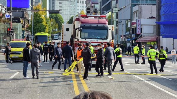 Полицейские во время перекрытия улицы в Сеуле после давки