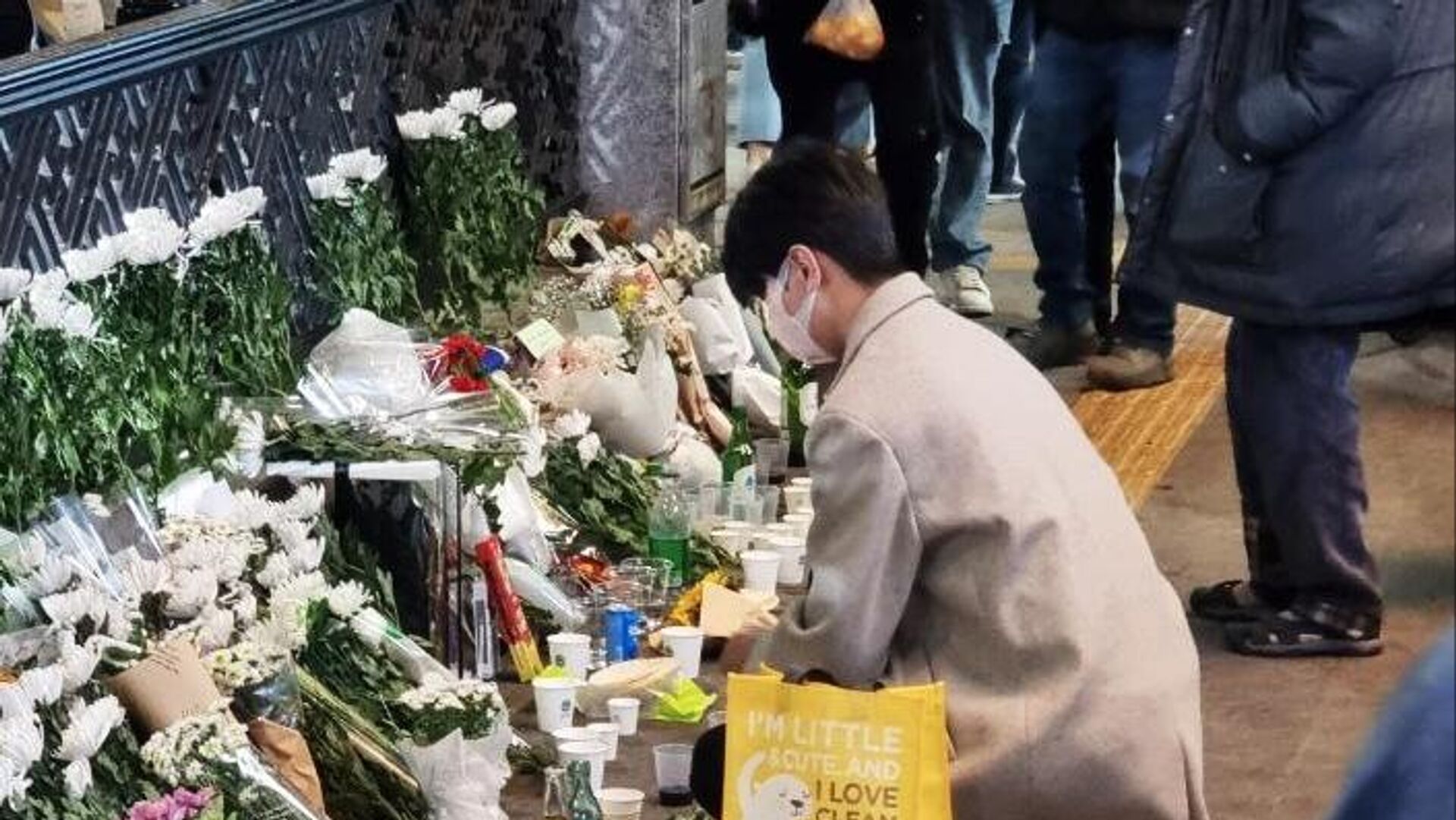 Люди возлагают цветы рядом с местом трагедии, в результате которой погибли 151 человек в Сеуле - РИА Новости, 1920, 31.10.2022