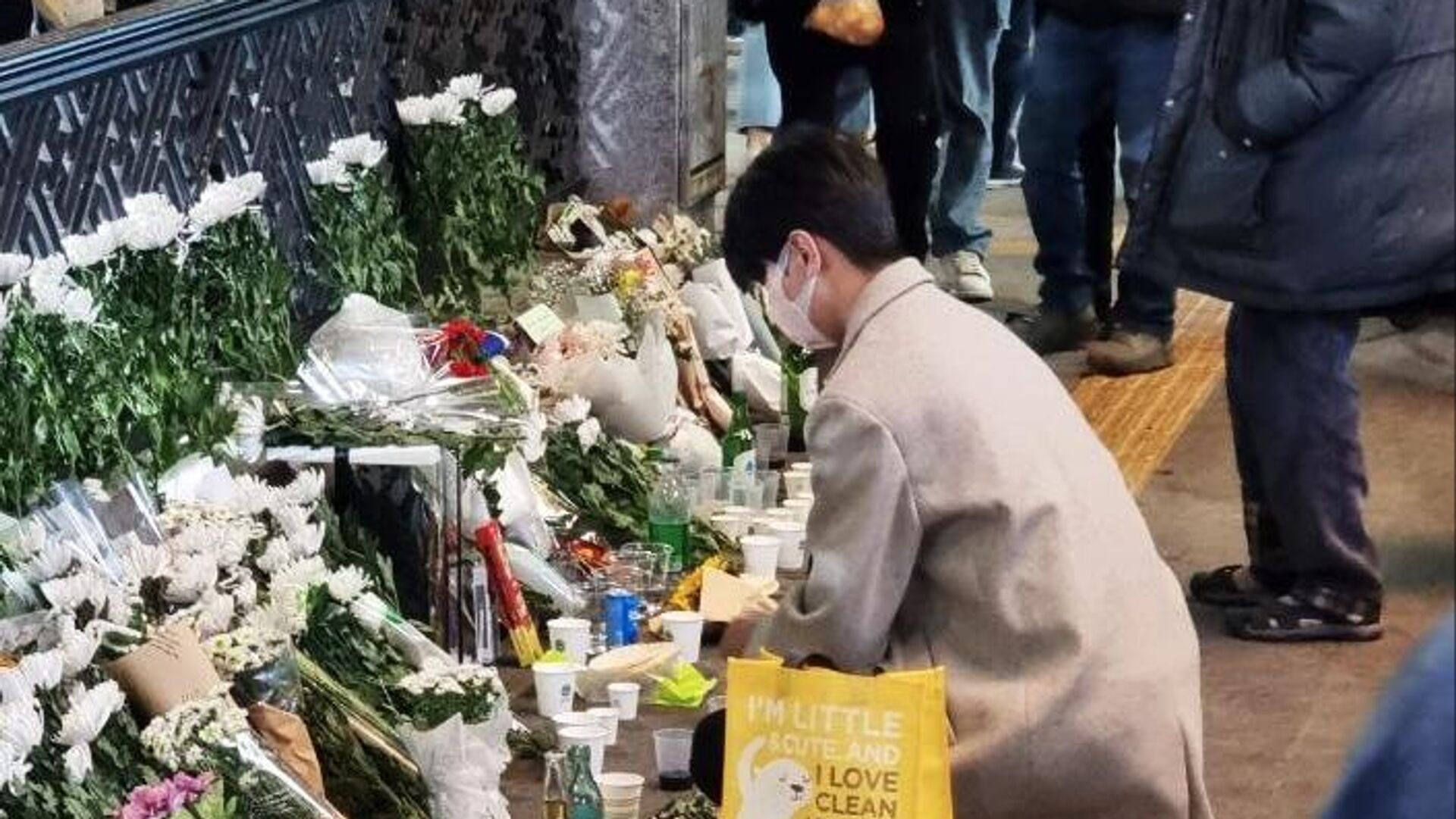 Люди возлагают цветы рядом с местом трагедии, в результате которой погибли 151 человек в Сеуле - РИА Новости, 1920, 30.10.2022