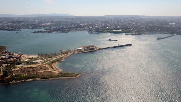 Вид на Константиновский форт и Севастопольскую бухту с вертолета