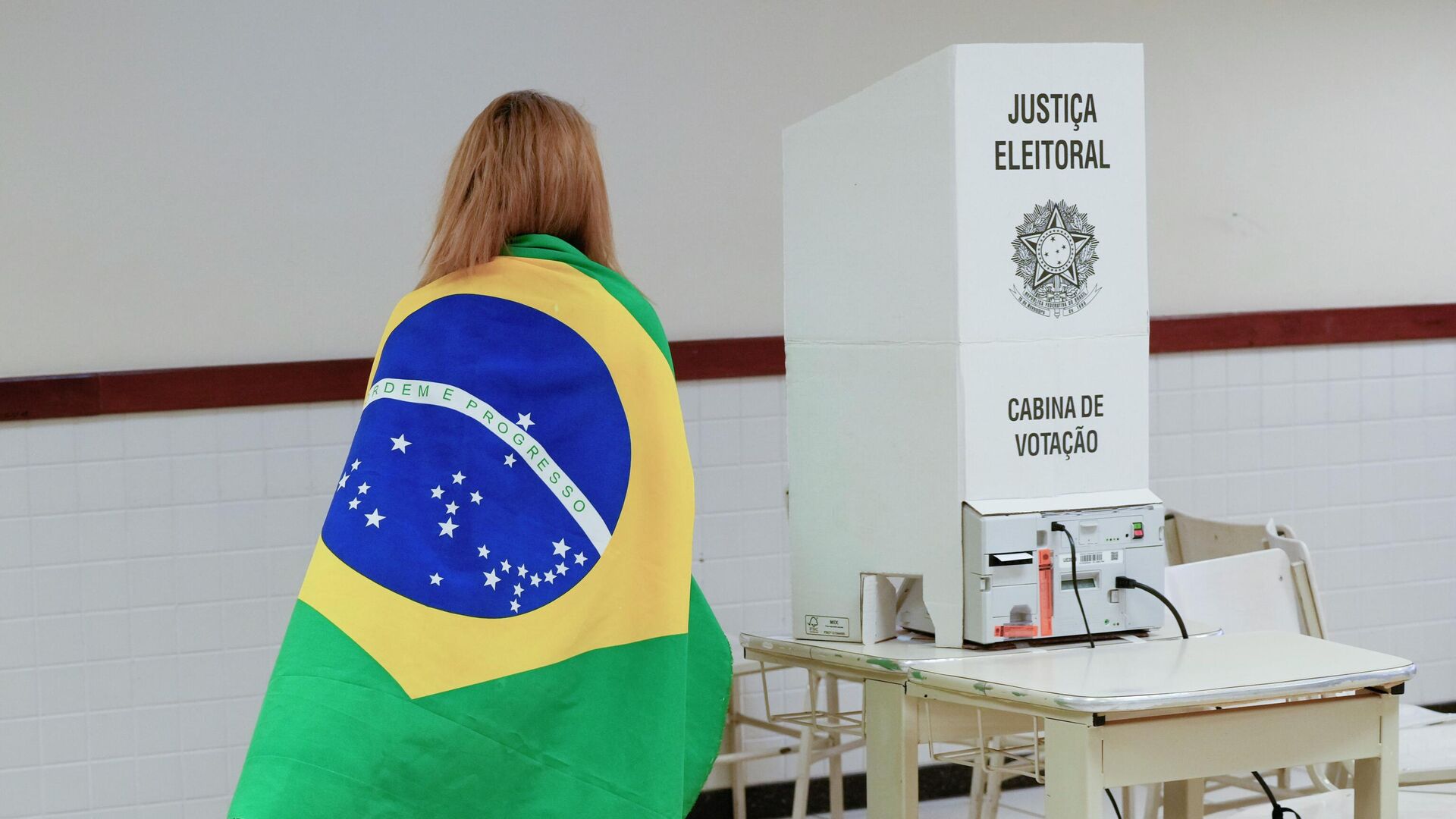 Избиратель голосует на втором туре президентских выборов в Бразилии - РИА Новости, 1920, 31.10.2022