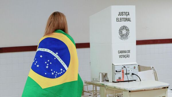 Избиратель голосует на втором туре президентских выборов в Бразилии