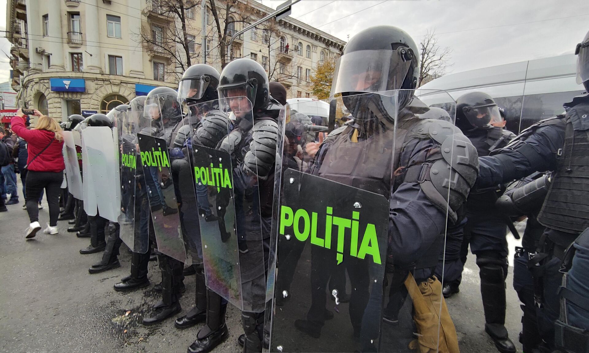 Сотрудники полиции во время акции протеста оппозиции в Кишиневе - РИА Новости, 1920, 08.02.2023