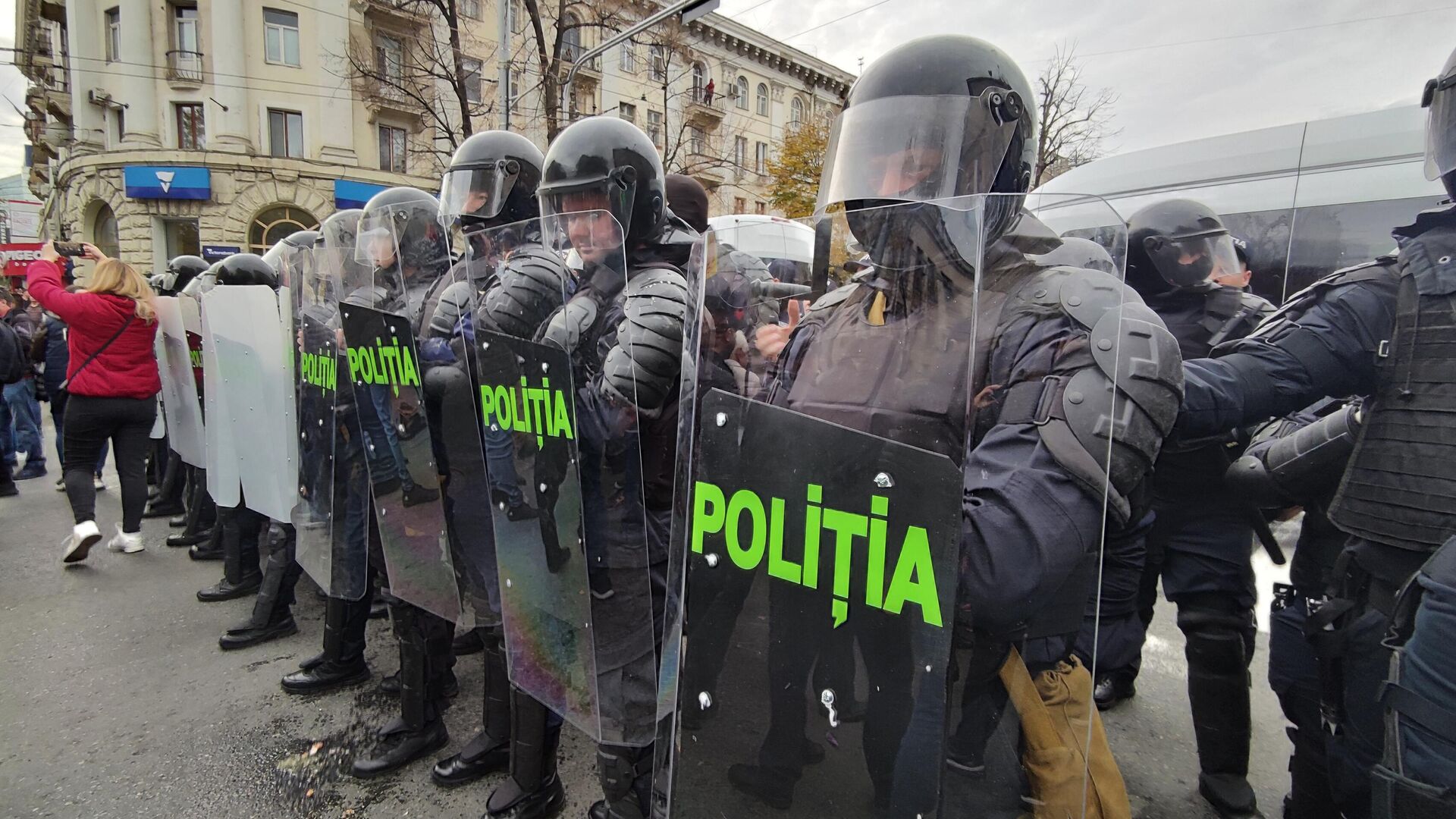 Сотрудники полиции во время акции протеста оппозиции в Кишиневе - РИА Новости, 1920, 13.11.2022