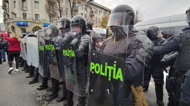 Сотрудники полиции во время акции протеста оппозиции в Кишиневе