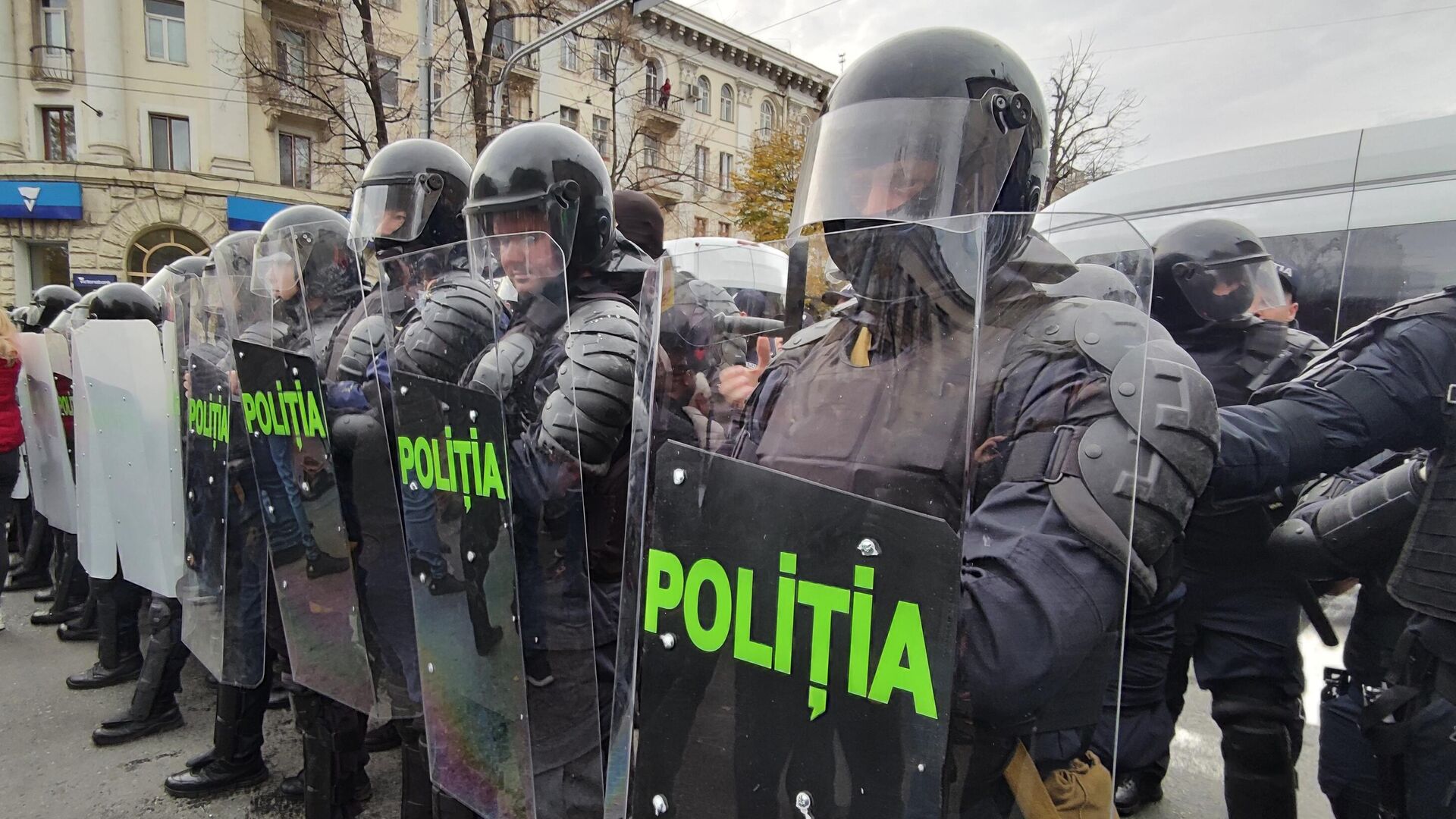 Сотрудники полиции во время акции протеста оппозиции в Кишиневе - РИА Новости, 1920, 18.06.2025