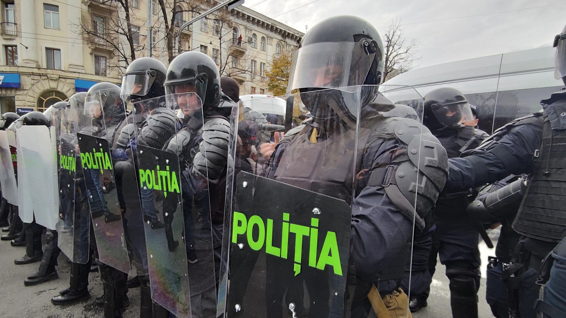 Сотрудники полиции во время акции протеста оппозиции в Кишиневе Сотрудники полиции во время акции протеста оппозиции в Кишиневе - РИА Новости, 1920, 18.06.2025