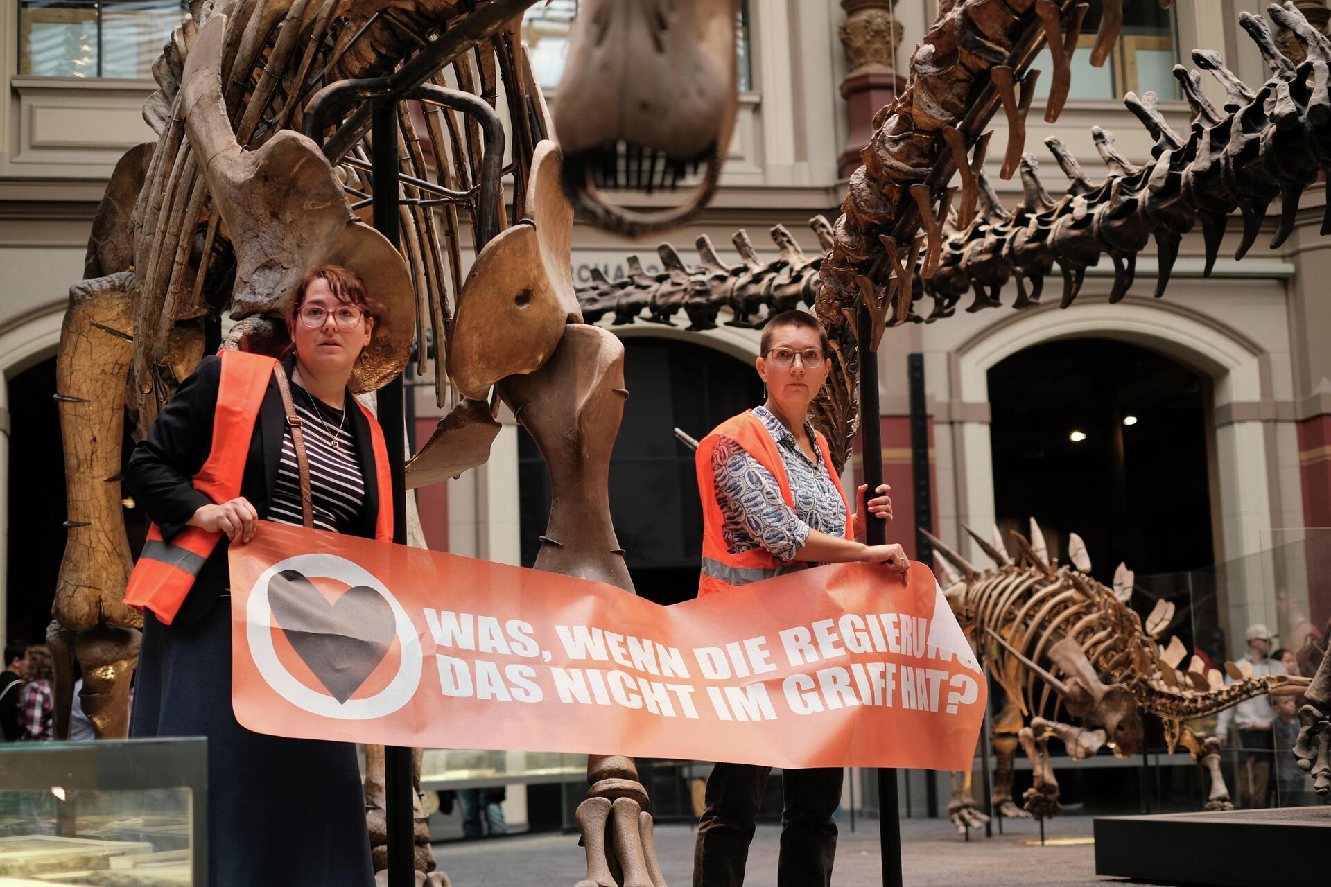 Эко-активисты приклеили себя к скелету динозавра в Берлине - РИА Новости, 1920, 07.11.2023