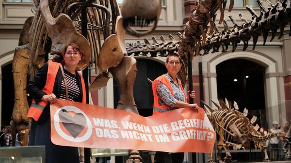Эко-активисты приклеили себя к скелету динозавра в Берлине