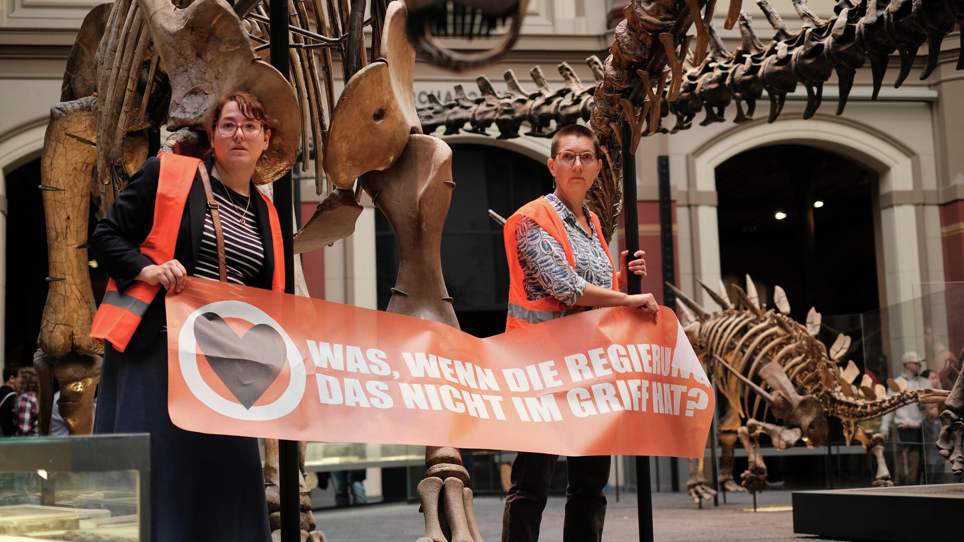 Эко-активисты приклеили себя к скелету динозавра в Берлине - РИА Новости, 1920, 30.10.2022