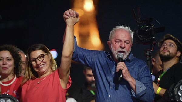 Избранный президент Бразилии Луис Инасио Лула да Силва держит за руку свою жену Розанжелу Джанджа да Силва после победы во втором туре