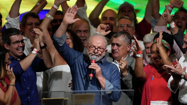 Луис Инасио Лула да Силва выступает после объявления итогов второго тура президентских выборов в Бразилии