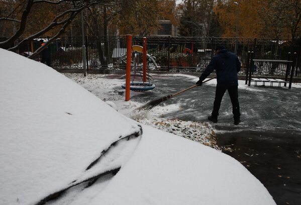 Дворник чистит снег в Москве