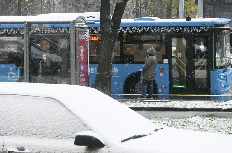 Заснеженный автомобиль на Ленинском проспекте в Москве