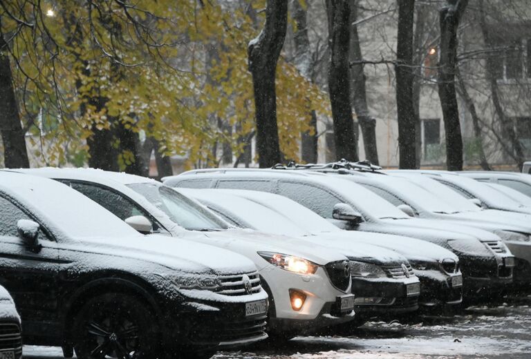 Заснеженные машины во дворе дома на Ленинском проспекте в Москве