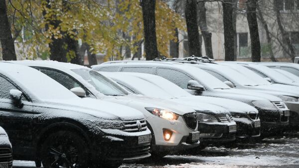 Заснеженные машины во дворе дома на Ленинском проспекте в Москве