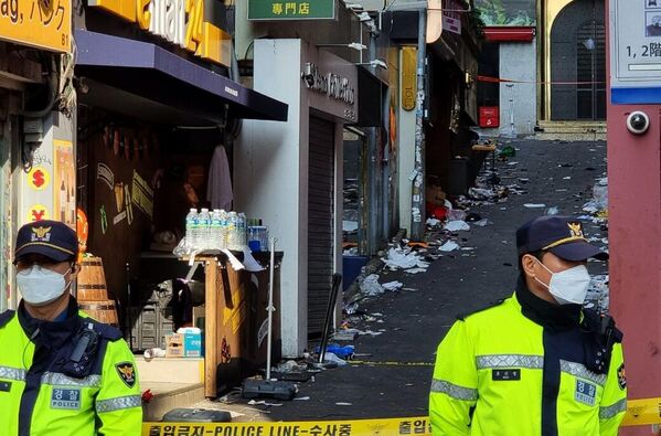 Полицейские на месте, где произошла давка в Сеуле