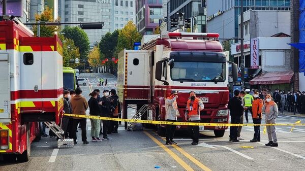 Работники спасательных служб на месте трагедии в Сеуле