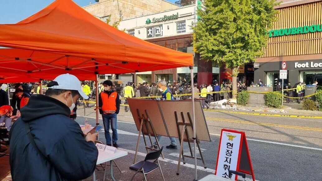 В Южной Корее объявлен общенациональный траур в связи с давкой в Сеуле  - РИА Новости, 1920, 01.11.2022