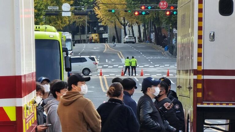 Люди на месте трагедии в Сеуле