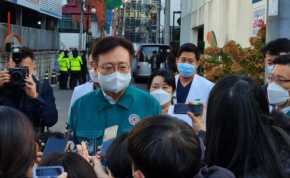 Министр здравоохранения соцобеспечения Чо Кю Хон во время разговора с журналистами на месте трагедии в Сеуле