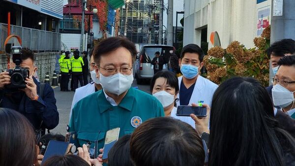 Министр здравоохранения соцобеспечения Чо Кю Хон во время разговора с журналистами на месте трагедии в Сеуле