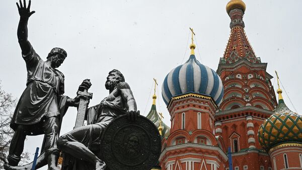 Фрагмент открытого после реставрации памятника гражданину Минину и князю Пожарскому на Красной площади в Москве