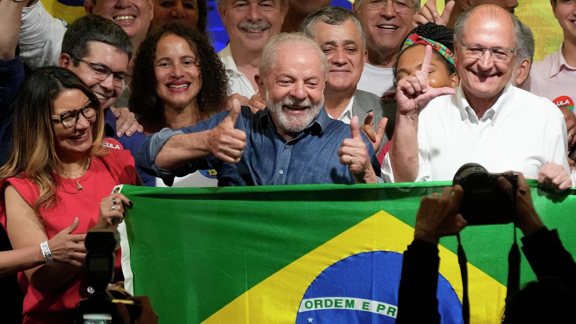 Луис Инасио Лула да Силва празднует победу во втором туре президентских выборов в Бразилии - РИА Новости, 1920, 03.11.2022