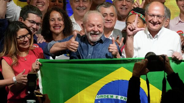 Луис Инасиу Лула да Силва празднует победу во втором туре президентских выборов в Бразилии