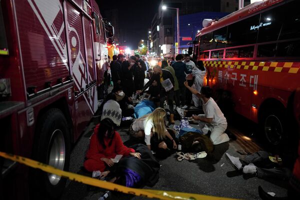 Люди помогают раненым рядом с местом трагедии в Сеуле, Южная Корея