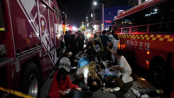 Люди помогают раненым рядом с местом трагедии в Сеуле, Южная Корея