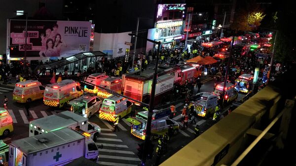 Машины скорой помощи и спасатели возле места давки в Сеуле