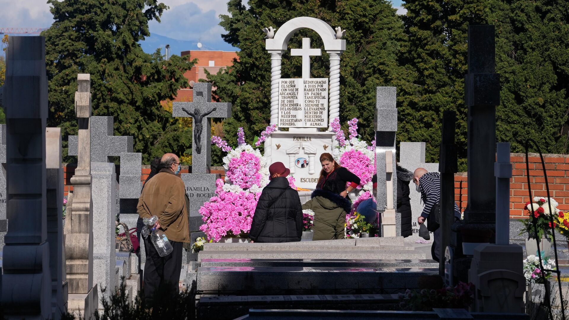 Люди посещают могилы близких на кладбище во время Дня всех святых в Мадриде - РИА Новости, 1920, 01.11.2023