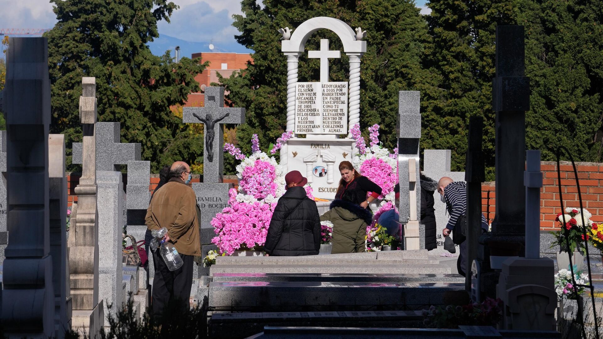 Люди посещают могилы близких на кладбище во время Дня всех святых в Мадриде - РИА Новости, 1920, 01.11.2022
