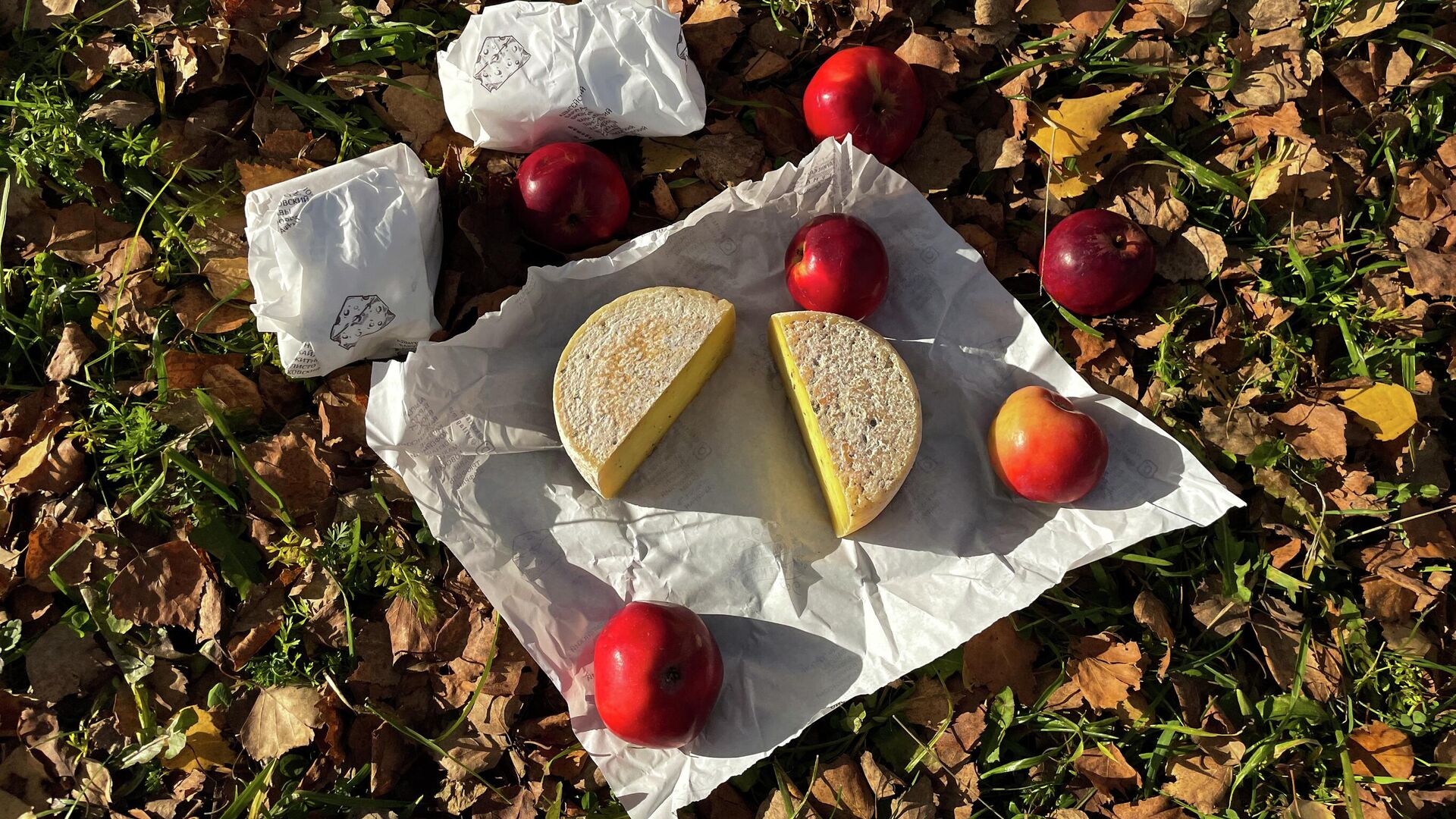 Сыры из частной сыроварни Кутаринская ферма и яблоки в Пушкинском заповеднике - РИА Новости, 1920, 24.11.2022