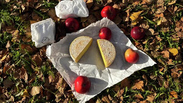Сыры из частной сыроварни Кутаринская ферма и яблоки в Пушкинском заповеднике