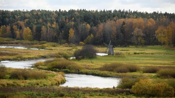 Вид на мельницу и заливные луга на реке Сороть в Пушкинском заповеднике