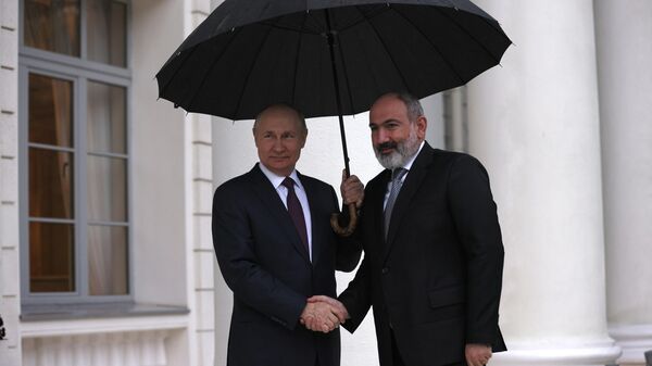 Президент РФ Владимир Путин и премьер-министр Армении Никол Пашинян во время встречи в Сочи