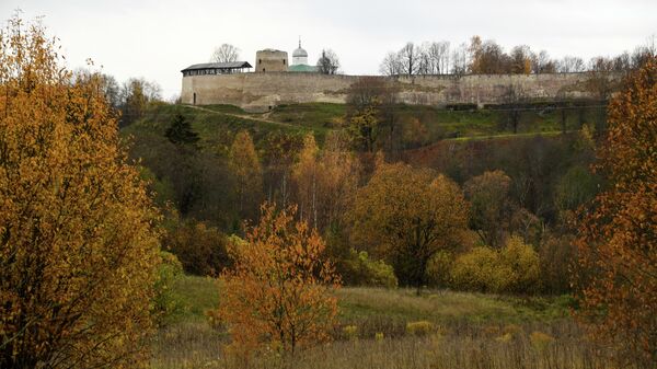 Вид на Изборскую крепость