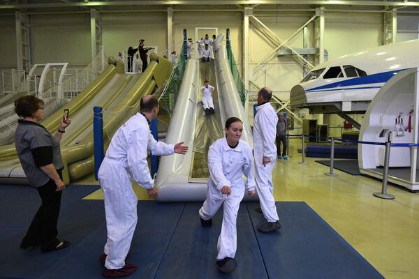 Тренировка бортпроводников по организации эвакуации пассажиров с помощью надувного трапа