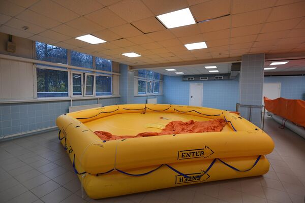 Надувной спасательный плот в Тренажерном центре Летной школы Аэрофлота в Шереметьево